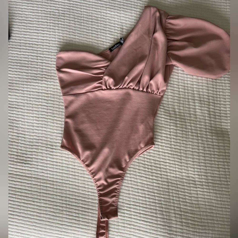 boohoo size 2 blush one shoulder body suit